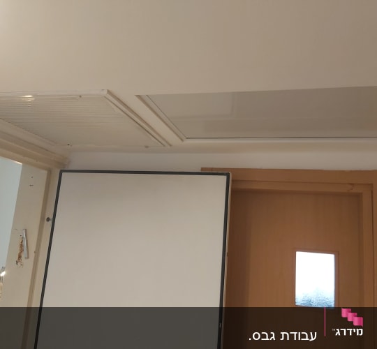 תקרת גבס עם פתחי אוורור ודלת עץ